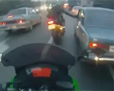 Verzameling boze motorrijders vs autospiegels
