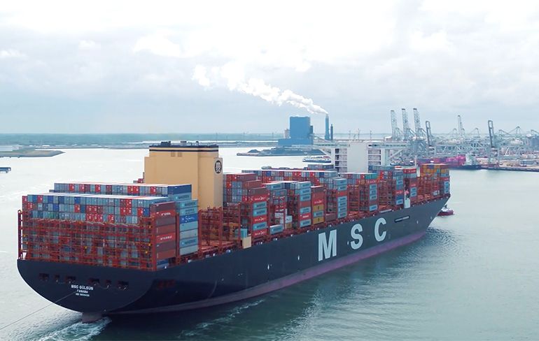 Vette drone beelden van het grootste containerschip ter wereld in Rotterdam
