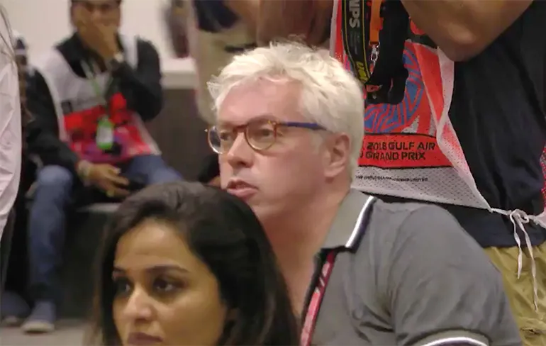 Vettel snoert mond NOS Journalist om "eikel" uitspraak