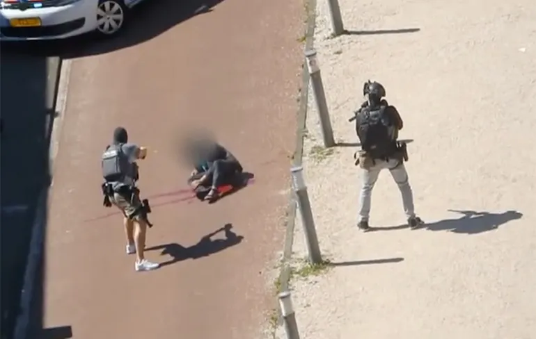 Video andere hoek arrestatie dader steekpartij in Den Haag