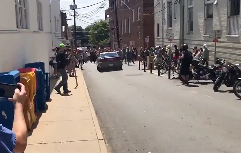 Video Auto rijdt in op tegenstanders "rechtse mars" VS, 1 dode