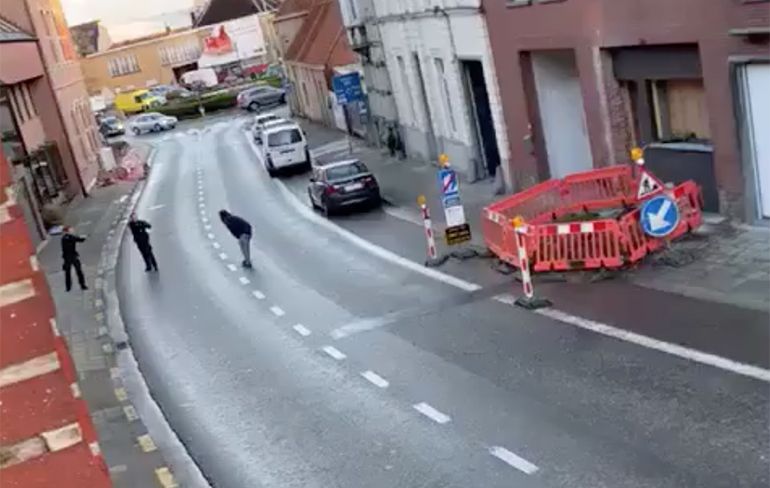 Video Belgische politie schiet gewapende man dood in centrum van Kruishoutem