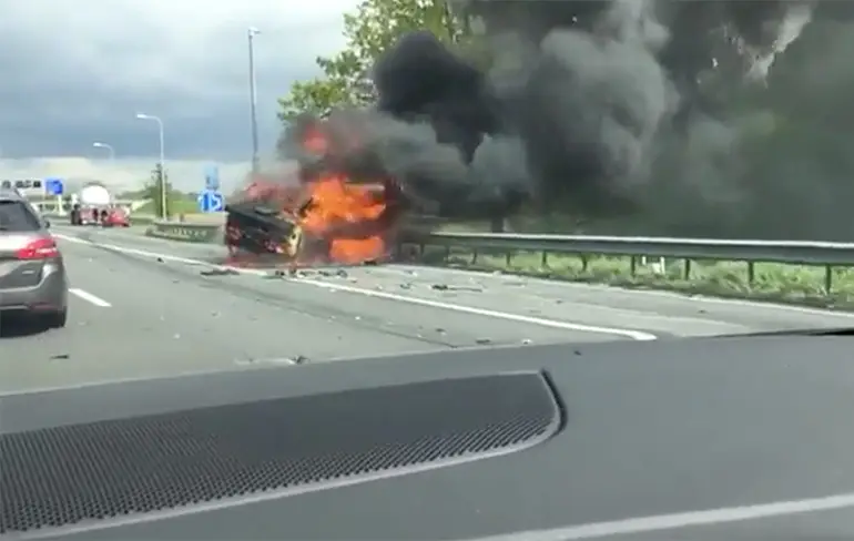 Video bestelbusje ontploft op de A2
