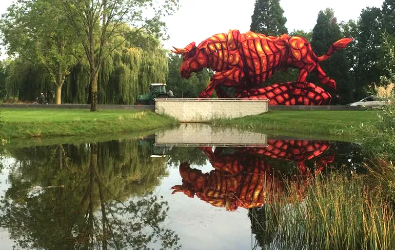 Video binnenkant losgeslagen stier van Bloemencorso Lichtenvoorde