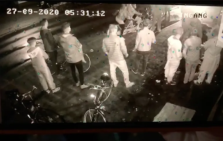 Video boze cafebezoeker rijdt met auto in op mensen in Rijsbergen