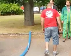 Video boze Franse boeren laten inhoud Nederlandse tankwagens in riool lopen