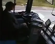 Video Buschauffeur Michigan valt in slaap en ramt alles!
