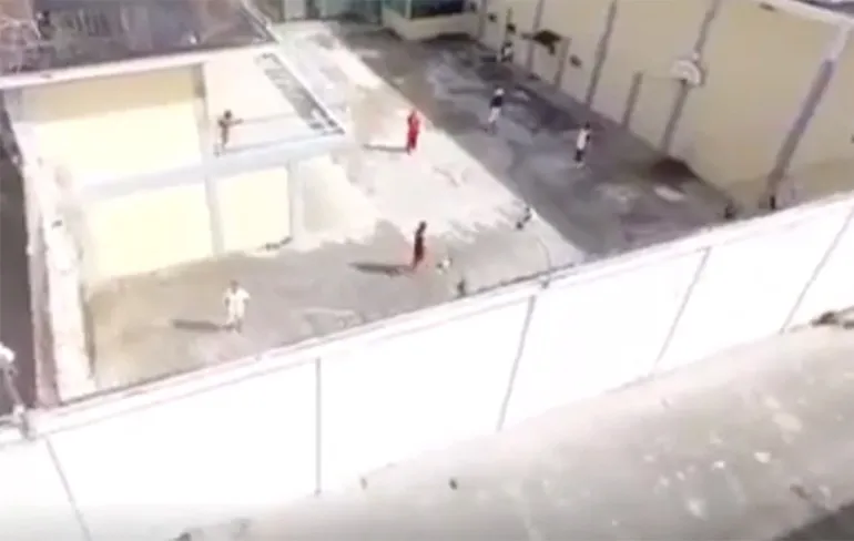 Video drone levert pakketje met drank of drugs af in gevangenis Curaçao