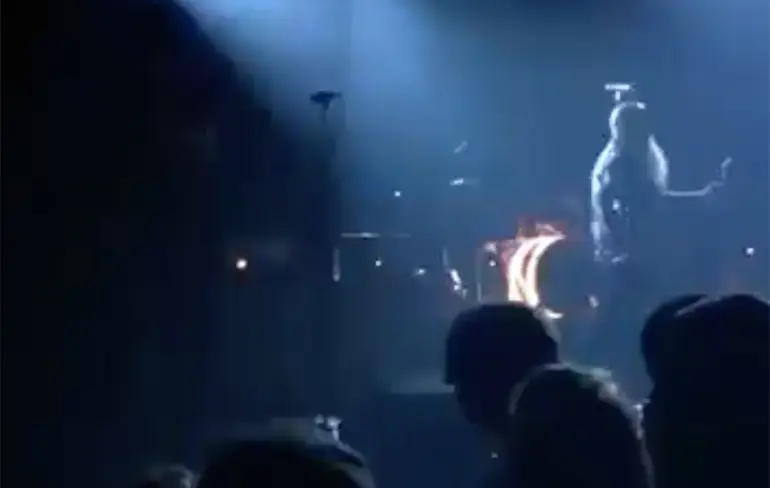 Video Het begin van het schieten door terroristen in theater Bataclan