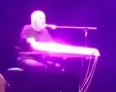 Video Italiaanse zanger Giuseppe Mango sterft tijdens optreden
