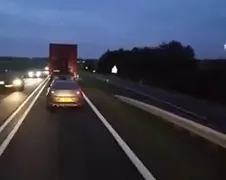 Video krankzinnige inhaalmanoeuvre op N36 bij Vriezenveen
