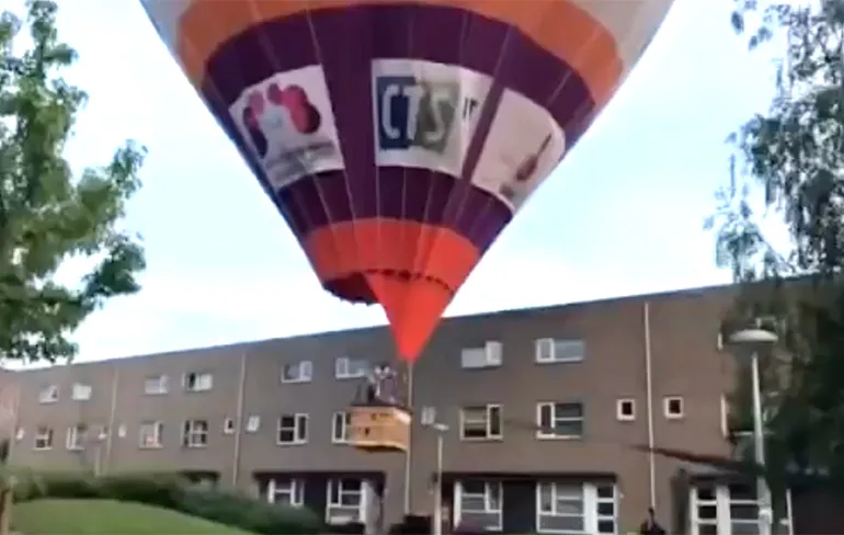 Video luchtballon maakt noodlanding in Utrechtse wijk Terwijde