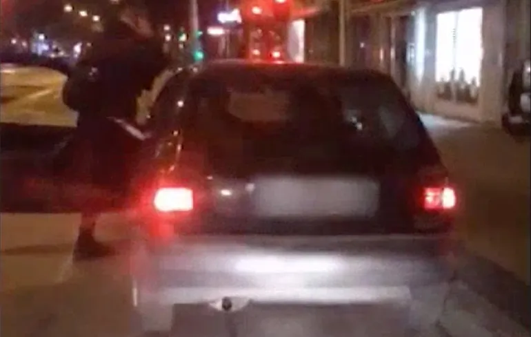 Video man meegesleurd door rijdende auto in Amsterdam