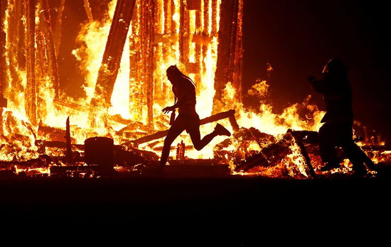 Video Man rent vuur in en overlijdt op festival Burning Man