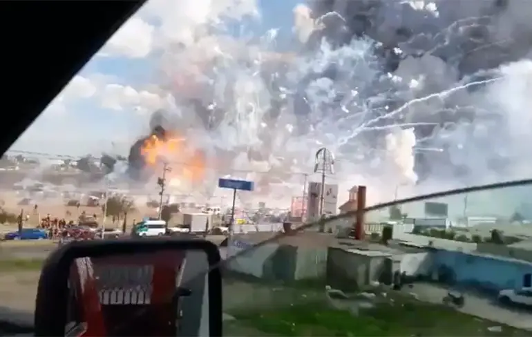 Video ontploffingen vuurwerkmarkt in Mexico