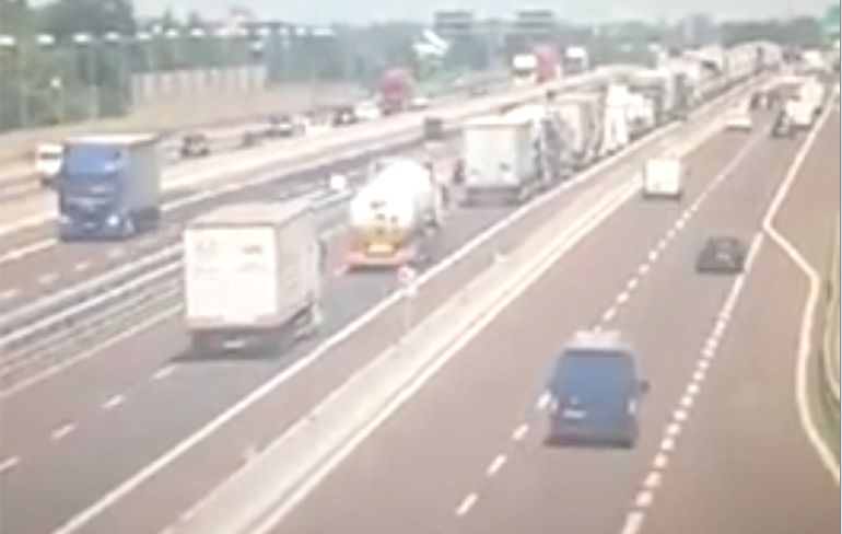 Video oorzaak explosie snelweg Bologna: tankwagen ziet file over het hoofd