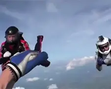 Video redding bewusteloze parachutespringer