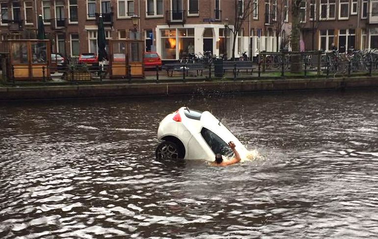 Video redding moeder en peuter uit zinkende auto Amsterdam
