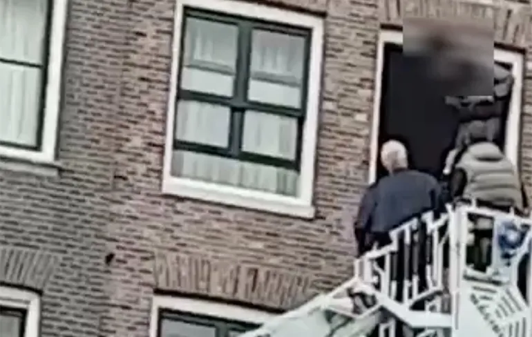 Video springer op de Oudezijds Voorburgwal in Amsterdam