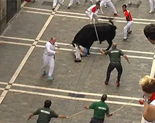 Video Stier wint van renner in Pamplona