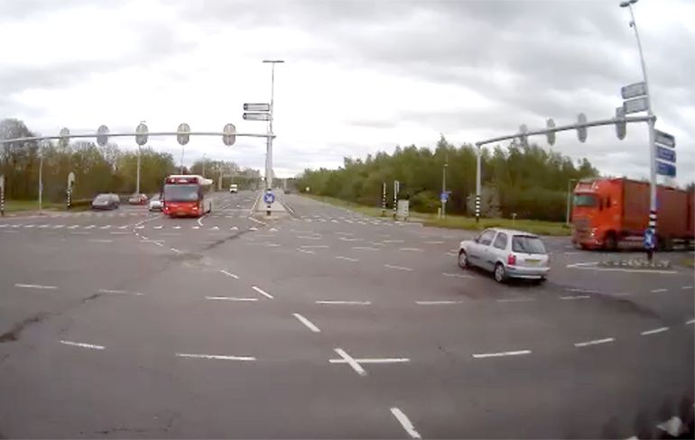 Video van ernstig ongeluk tussen auto en vrachtwagen in Tilburg duikt op