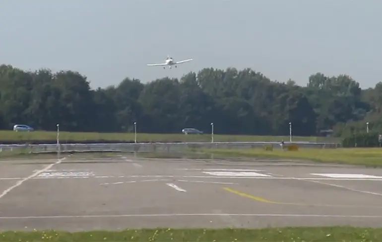 Video vliegtuig landt verkeerd en crasht in weiland bij Breda Airport