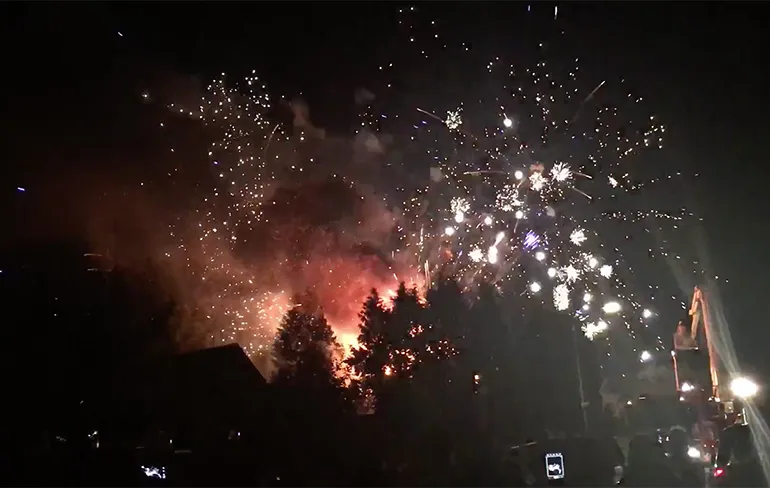 Video vuurwerk ontploft bij uitslaande woningbrand in Wezep
