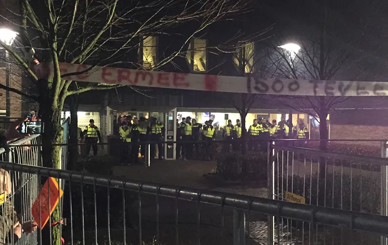 Video's rellen in Geldermalsen bij vergadering over AZC