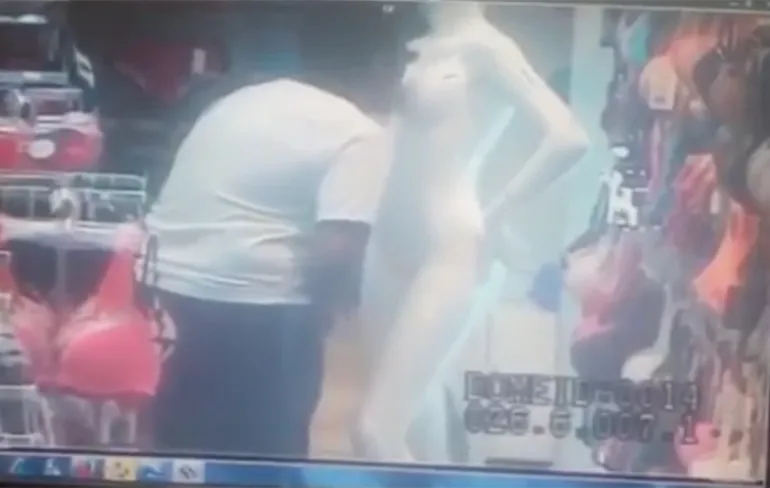 Viespeuk masturbeert in winkel op paspop