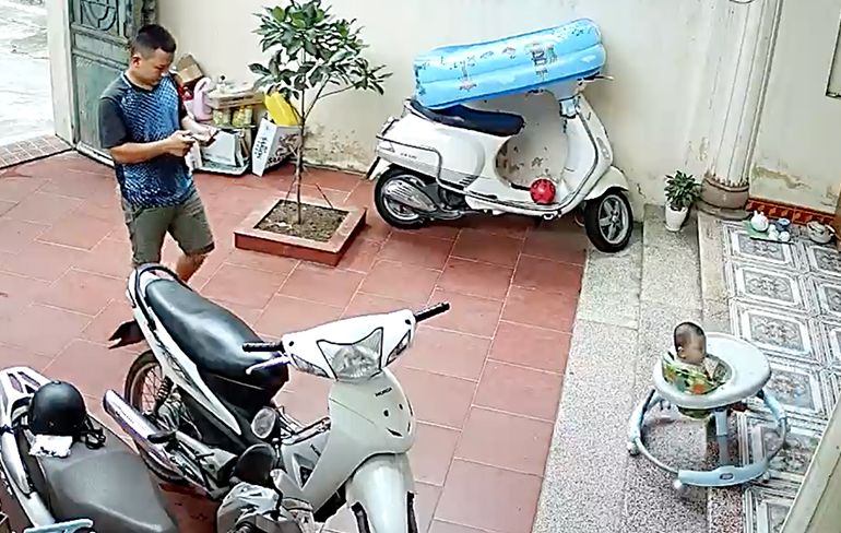 Vietnamees heeft snelle reflexen als kind van trappetje lijkt te rijden