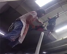 Vitaly doet Chainsaw Massacre Prank