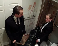 Vitaly doet schoonmaak grap met Russische huurmoordenaar