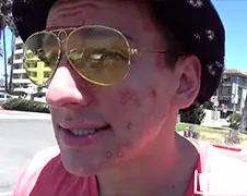 Vitaly probeert twee keer dezelfde chick te scoren...