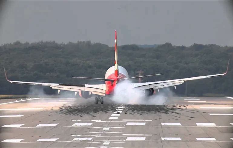 Vliegtuig bezig met landing, maar wait for it...