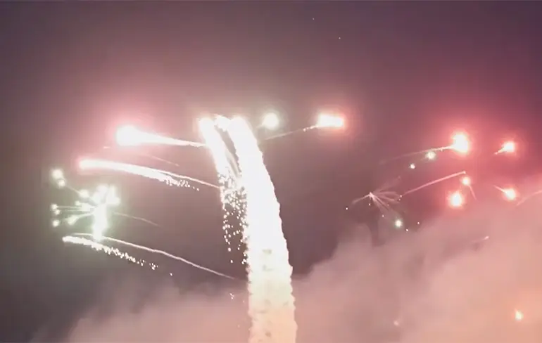 Vliegtuig schiet met lasers en vuurwerk op de Avalon Airshow 2019