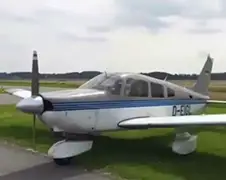 Vliegtuigje helpt Duitse kuilengraver bijna echt onder de zoden