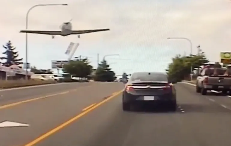 Vliegtuigje in Washington moet noodlanding maken op autoweg