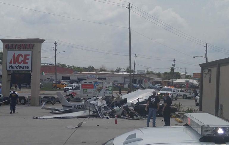 Vliegtuigje stort neer op auto op parkeerplaats Houston