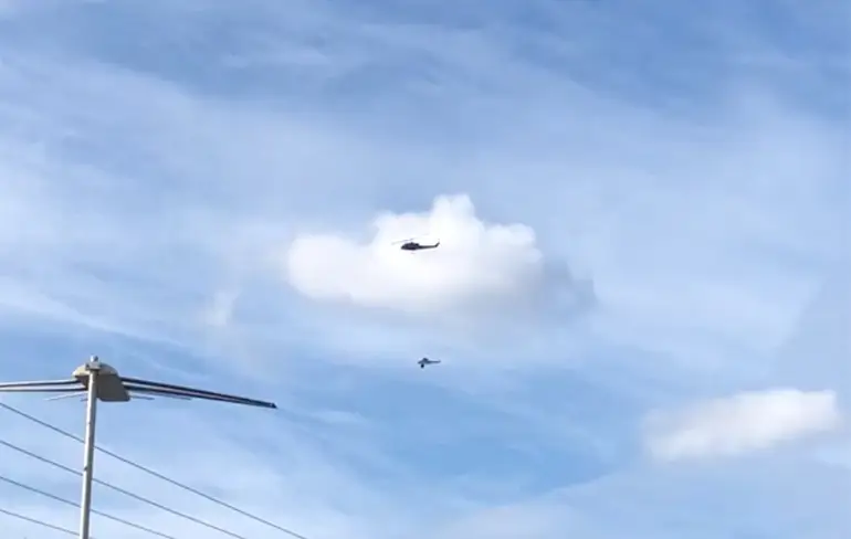 Vliegtuigje vervoeren ze in Alaska met een helikopter