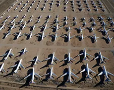 Vliegtuigkerkhof in woestijn Victorville