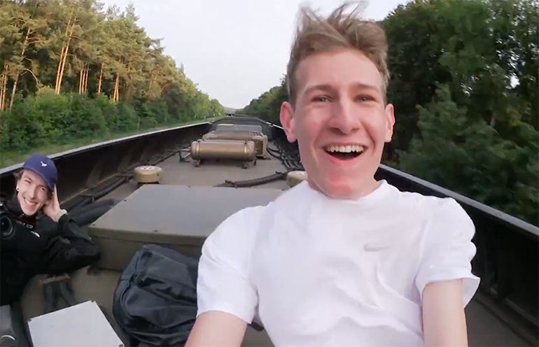 Vloggers maken illegaal een ritje op het dak van een trein