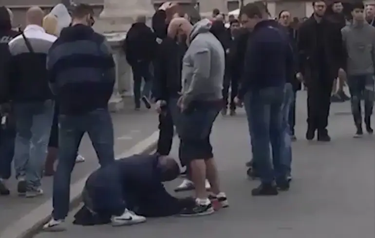 Voetbalfan vernedert Italiaanse bedelares door op haar te plassen