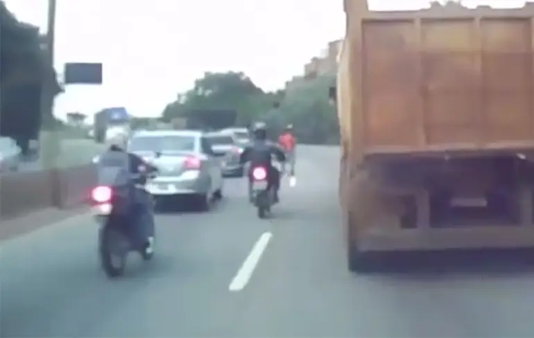 Voetganger denkt over te kunnen steken maar komt motorrijder tegen
