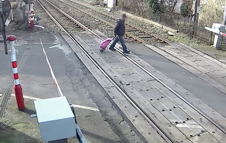 Voetganger in Belgische Luik op een haar na gemist door trein