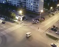 Voetganger Nizjnevartovsk van zebrapad gekegeld