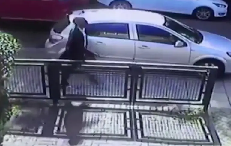 Voetganger tegen muur gedrukt nadat Engelse bus auto heeft geramd...