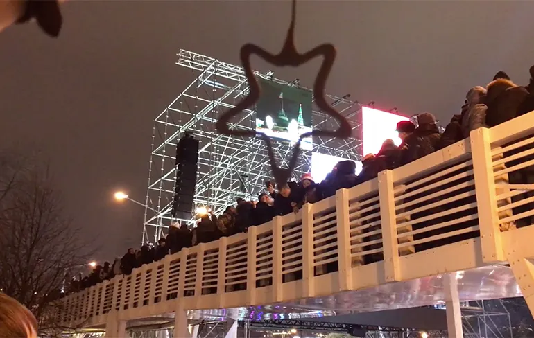 Voetgangersbrug stort in op oudejaarsavond in Gorky Park in Moskou