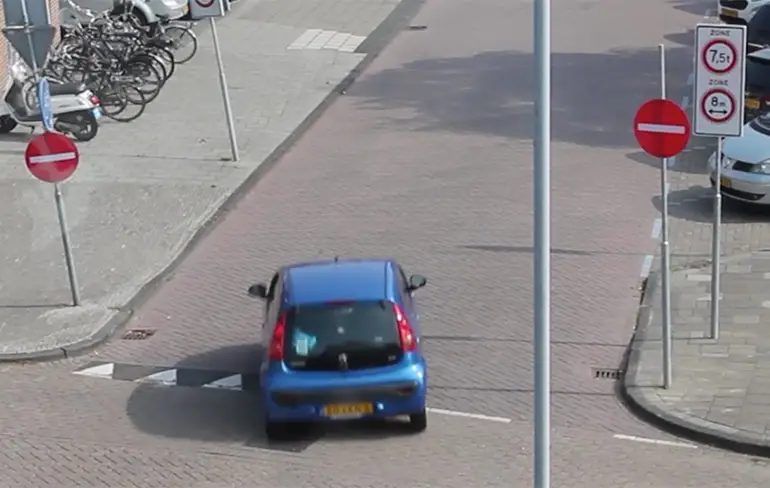 Volendammers kennen bord "Verboden in te rijden" niet