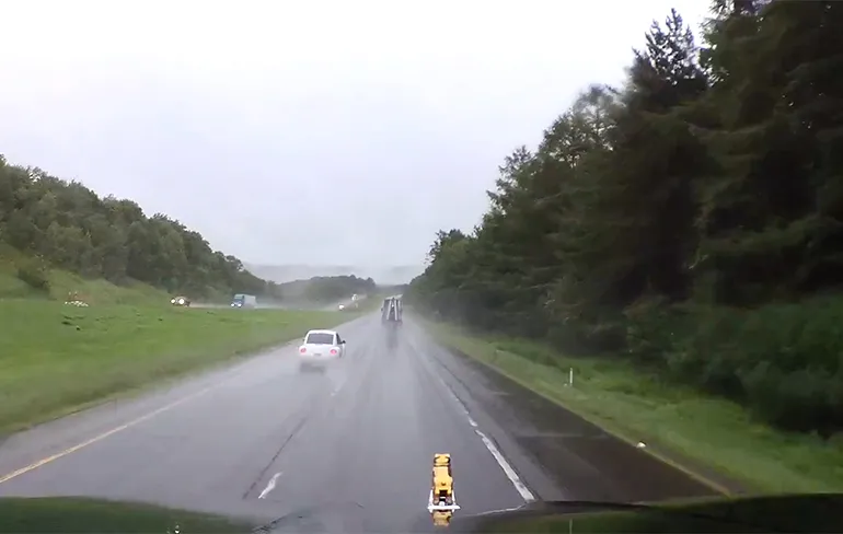 Volkswagen heeft last van aquaplaning en schiet van kant naar kant