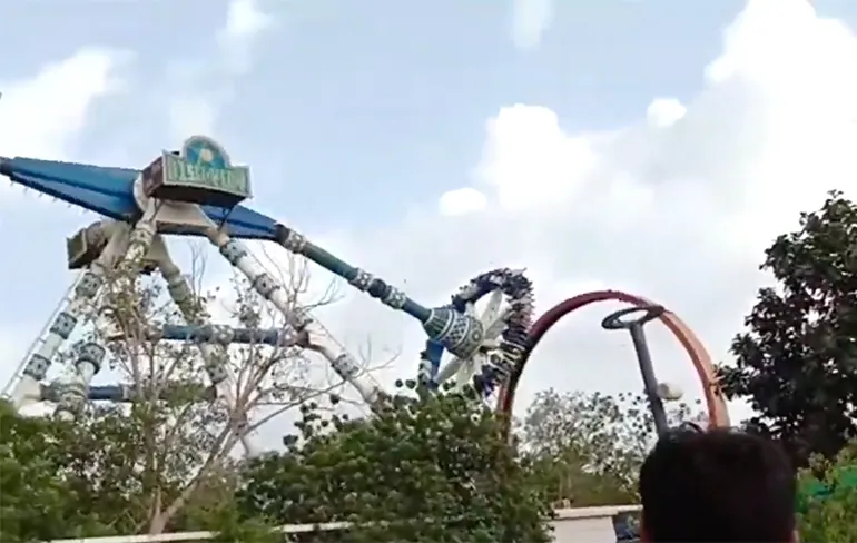 Volle attractie breekt midden in de lucht af in pretpark in India